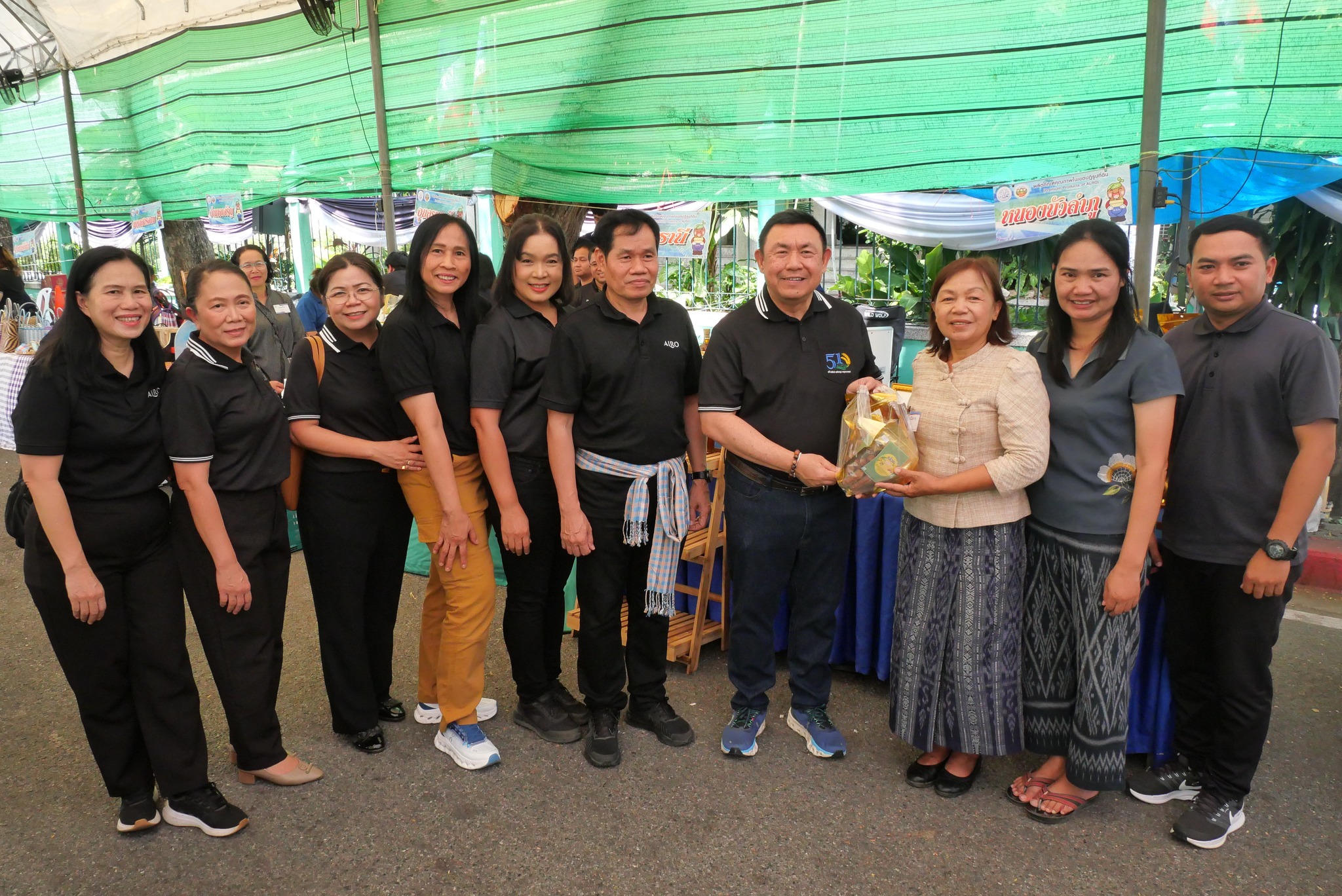 title - เลขาธิการ ส.ป.ก. เยี่ยมทักทายเกษตรกรและซื้อสินค้าในบรรยากาศวันสุดท้ายของการออกร้านขายสินค้า จากเขตปฏิรูปที่ดิน ส่งท้ายงานครบรอบ 51 ปี ส.ป.ก.